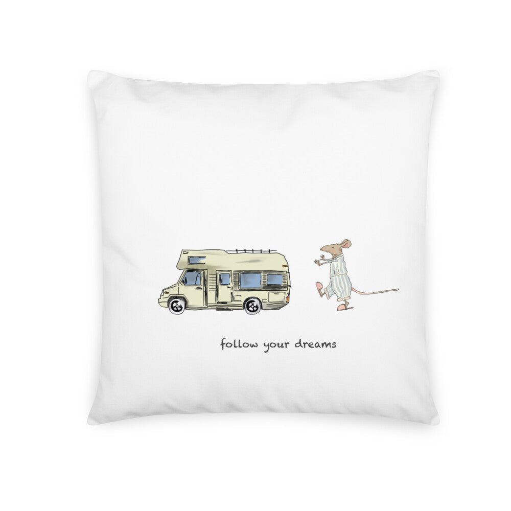Camping kissen. Ein handgezeichnetes Wohnmobil fährt durch eine traumhafte Camping-Landschaft, während eine schlafwandelnde Maus ihm folgt. Über dem Wohnmobil steht der inspirierende Text: “Follow Your Dreams”. Das Bild strahlt Abenteuerlust und Freiheit aus, und ermutigt dazu, den eigenen Camping-Träumen zu folgen, egal wohin sie auch führen mögen. campingtshirt für kinder