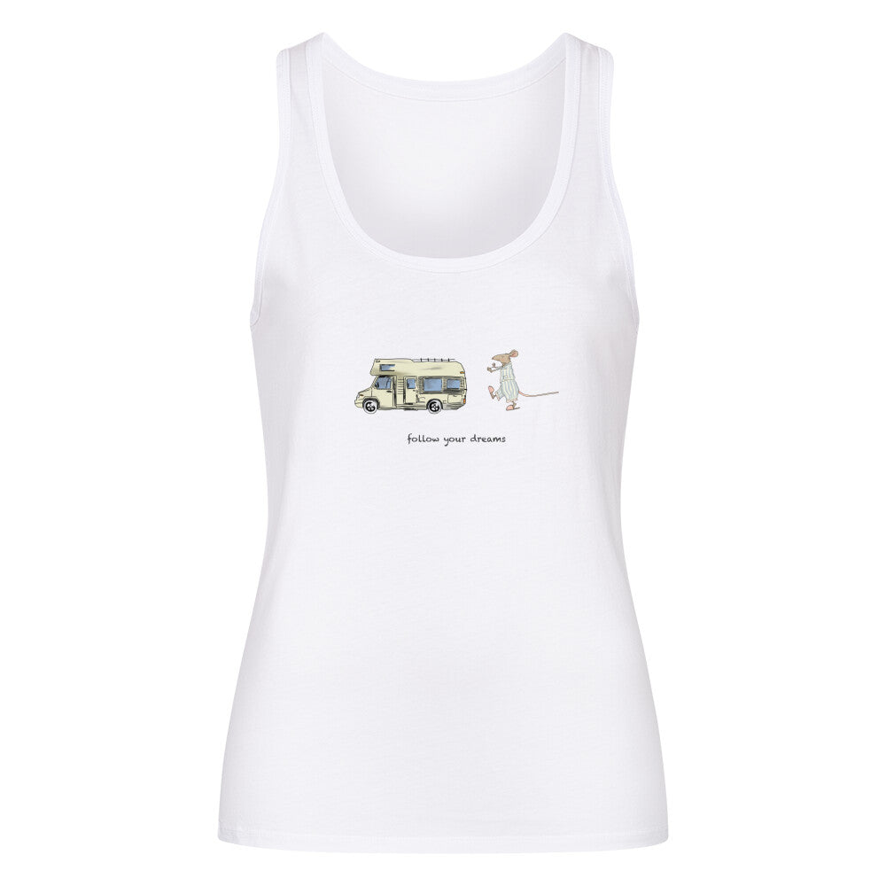 Campingtshirt für frauen. Ein handgezeichnetes Wohnmobil fährt durch eine traumhafte Camping-Landschaft, während eine schlafwandelnde Maus ihm folgt. Über dem Wohnmobil steht der inspirierende Text: “Follow Your Dreams”. Das Bild strahlt Abenteuerlust und Freiheit aus, und ermutigt dazu, den eigenen Camping-Träumen zu folgen, egal wohin sie auch führen mögen. campingtshirt für kinder