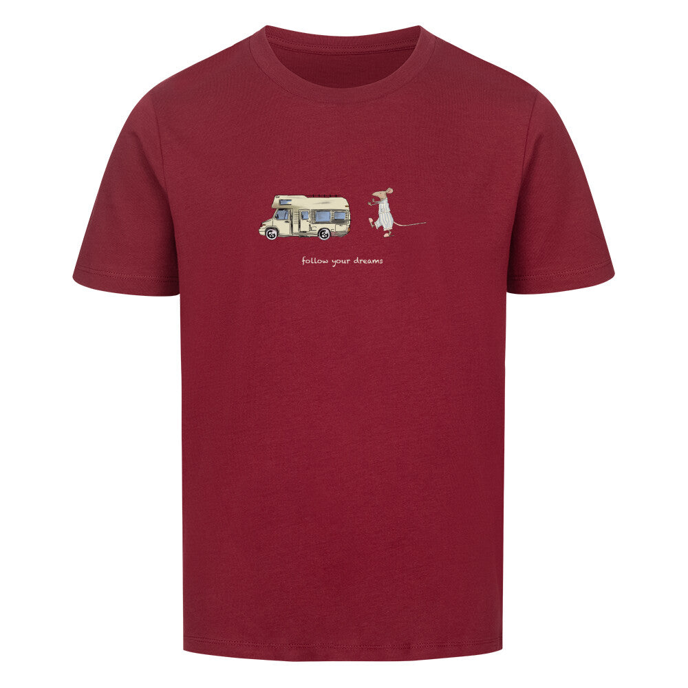 Campingtshirt für Kinder. Ein handgezeichnetes Wohnmobil fährt durch eine traumhafte Camping-Landschaft, während eine schlafwandelnde Maus ihm folgt. Über dem Wohnmobil steht der inspirierende Text: “Follow Your Dreams”. Das Bild strahlt Abenteuerlust und Freiheit aus, und ermutigt dazu, den eigenen Camping-Träumen zu folgen, egal wohin sie auch führen mögen. campingtshirt für kinder