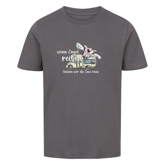 campingtshirt. Unser Motiv “Wenn Engel reisen, lassen wir die Sau raus” ist eine humorvolle Hommage an all die unvergesslichen Momente beim Camping und auf Reisen. Mit einem charmanten Design und einem augenzwinkernden Spruch lädt dieses Motiv dazu ein, die Alltagssorgen hinter sich zu lassen und das Leben in vollen Zügen zu genießen.