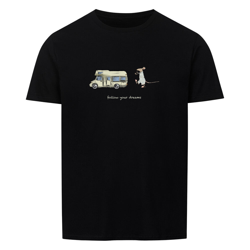 Campingtshirt für Männer. Ein handgezeichnetes Wohnmobil fährt durch eine traumhafte Camping-Landschaft, während eine schlafwandelnde Maus ihm folgt. Über dem Wohnmobil steht der inspirierende Text: “Follow Your Dreams”. Das Bild strahlt Abenteuerlust und Freiheit aus, und ermutigt dazu, den eigenen Camping-Träumen zu folgen, egal wohin sie auch führen mögen. campingtshirt für kinder