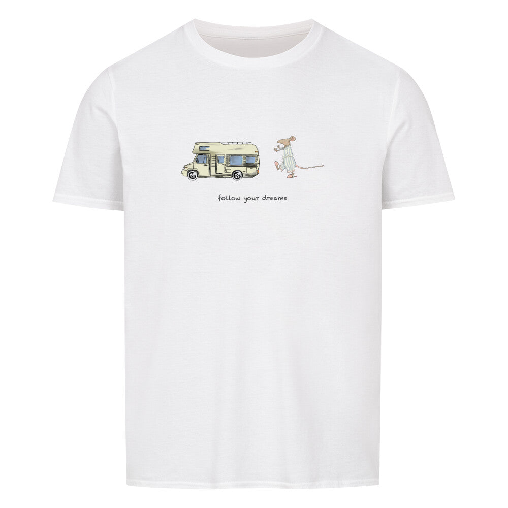 Campingtshirt für Männer. Ein handgezeichnetes Wohnmobil fährt durch eine traumhafte Camping-Landschaft, während eine schlafwandelnde Maus ihm folgt. Über dem Wohnmobil steht der inspirierende Text: “Follow Your Dreams”. Das Bild strahlt Abenteuerlust und Freiheit aus, und ermutigt dazu, den eigenen Camping-Träumen zu folgen, egal wohin sie auch führen mögen. campingtshirt für kinder
