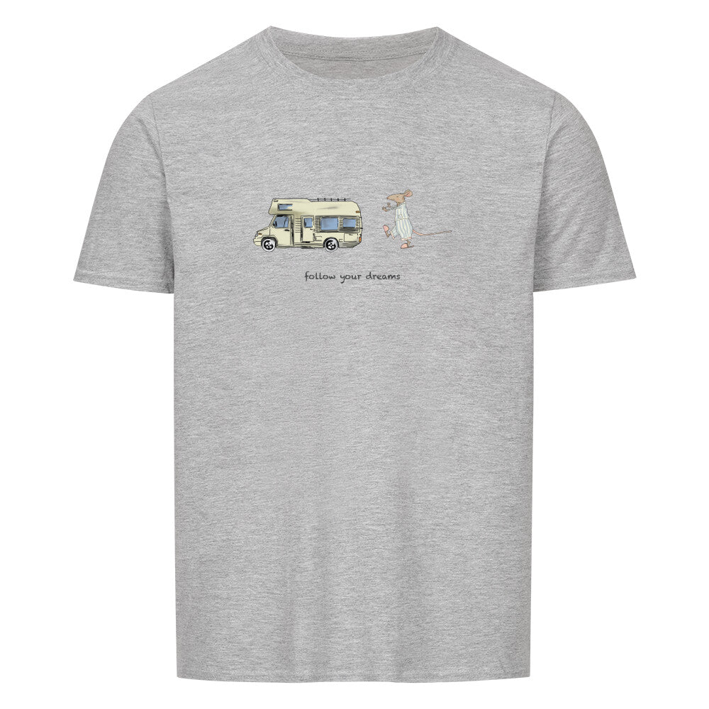 Campingtshirt für Männer. Ein handgezeichnetes Wohnmobil fährt durch eine traumhafte Camping-Landschaft, während eine schlafwandelnde Maus ihm folgt. Über dem Wohnmobil steht der inspirierende Text: “Follow Your Dreams”. Das Bild strahlt Abenteuerlust und Freiheit aus, und ermutigt dazu, den eigenen Camping-Träumen zu folgen, egal wohin sie auch führen mögen. campingtshirt für kinder