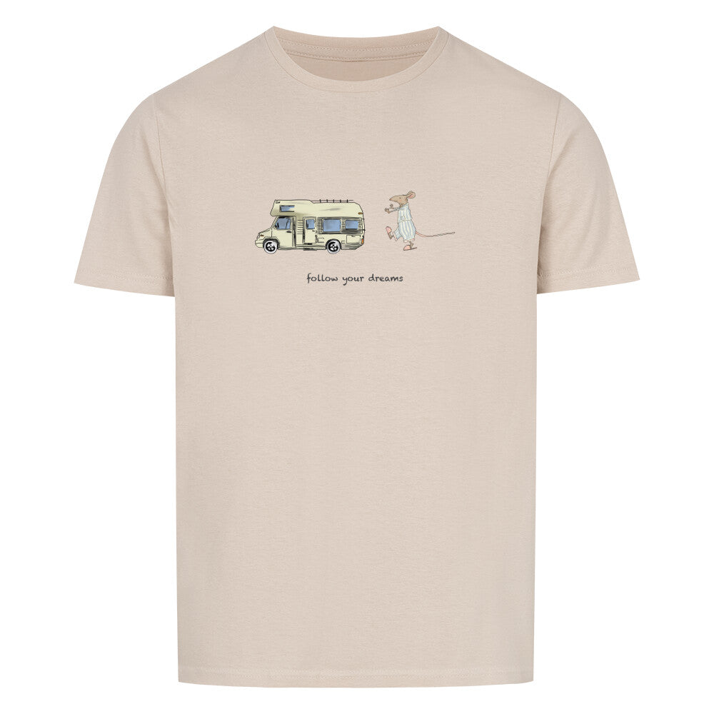 Campingtshirt für Männer. Ein handgezeichnetes Wohnmobil fährt durch eine traumhafte Camping-Landschaft, während eine schlafwandelnde Maus ihm folgt. Über dem Wohnmobil steht der inspirierende Text: “Follow Your Dreams”. Das Bild strahlt Abenteuerlust und Freiheit aus, und ermutigt dazu, den eigenen Camping-Träumen zu folgen, egal wohin sie auch führen mögen. campingtshirt für kinder