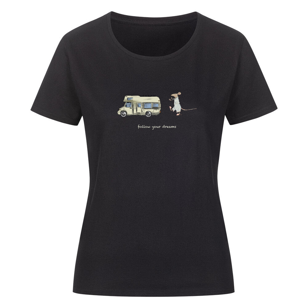 Campingtshirt für Frauen. Ein handgezeichnetes Wohnmobil fährt durch eine traumhafte Camping-Landschaft, während eine schlafwandelnde Maus ihm folgt. Über dem Wohnmobil steht der inspirierende Text: “Follow Your Dreams”. Das Bild strahlt Abenteuerlust und Freiheit aus, und ermutigt dazu, den eigenen Camping-Träumen zu folgen, egal wohin sie auch führen mögen. campingtshirt für kinder