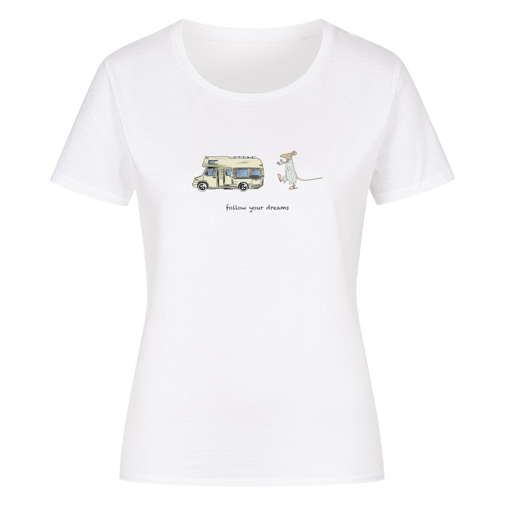 Campingtshirt für Frauen. Ein handgezeichnetes Wohnmobil fährt durch eine traumhafte Camping-Landschaft, während eine schlafwandelnde Maus ihm folgt. Über dem Wohnmobil steht der inspirierende Text: “Follow Your Dreams”. Das Bild strahlt Abenteuerlust und Freiheit aus, und ermutigt dazu, den eigenen Camping-Träumen zu folgen, egal wohin sie auch führen mögen. campingtshirt für kinder