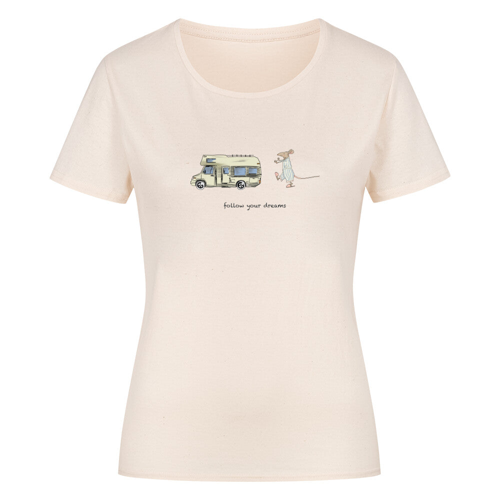 Campingtshirt für Frauen. Ein handgezeichnetes Wohnmobil fährt durch eine traumhafte Camping-Landschaft, während eine schlafwandelnde Maus ihm folgt. Über dem Wohnmobil steht der inspirierende Text: “Follow Your Dreams”. Das Bild strahlt Abenteuerlust und Freiheit aus, und ermutigt dazu, den eigenen Camping-Träumen zu folgen, egal wohin sie auch führen mögen. campingtshirt für kinder