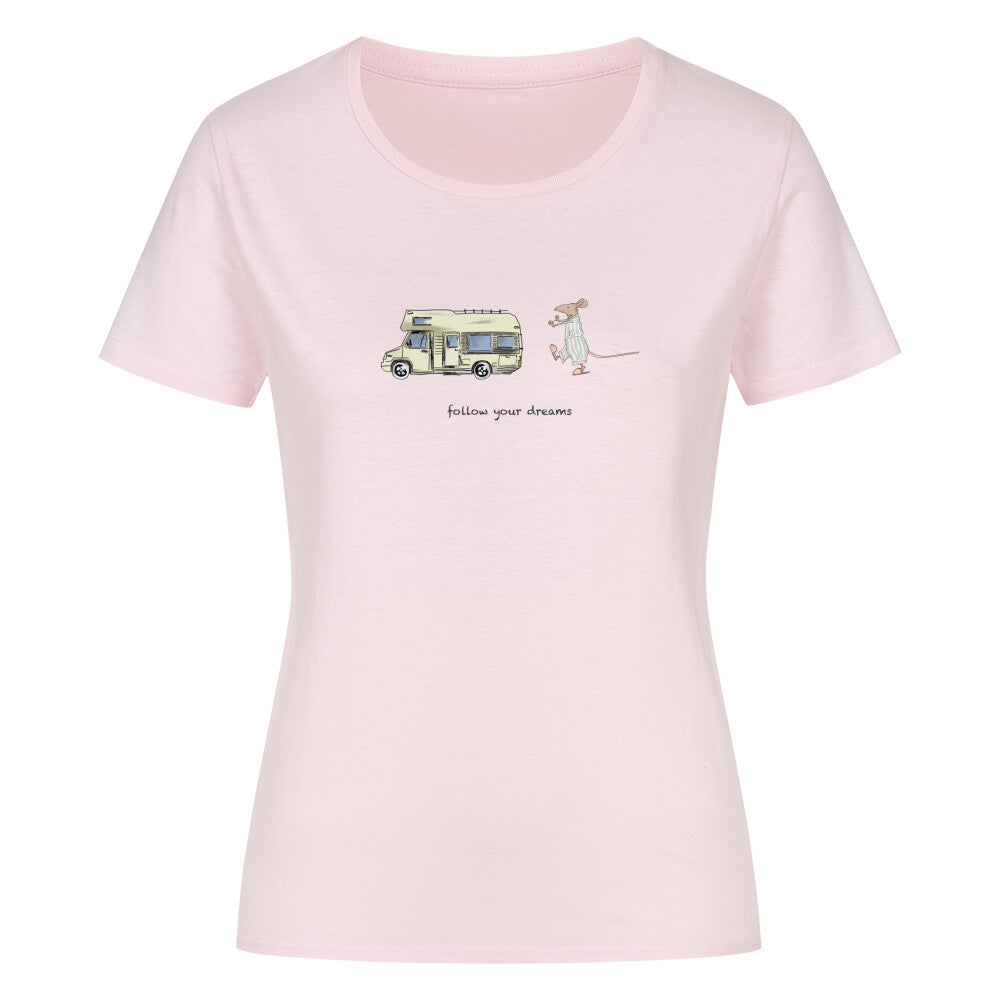 Campingtshirt für Frauen. Ein handgezeichnetes Wohnmobil fährt durch eine traumhafte Camping-Landschaft, während eine schlafwandelnde Maus ihm folgt. Über dem Wohnmobil steht der inspirierende Text: “Follow Your Dreams”. Das Bild strahlt Abenteuerlust und Freiheit aus, und ermutigt dazu, den eigenen Camping-Träumen zu folgen, egal wohin sie auch führen mögen. campingtshirt für kinder