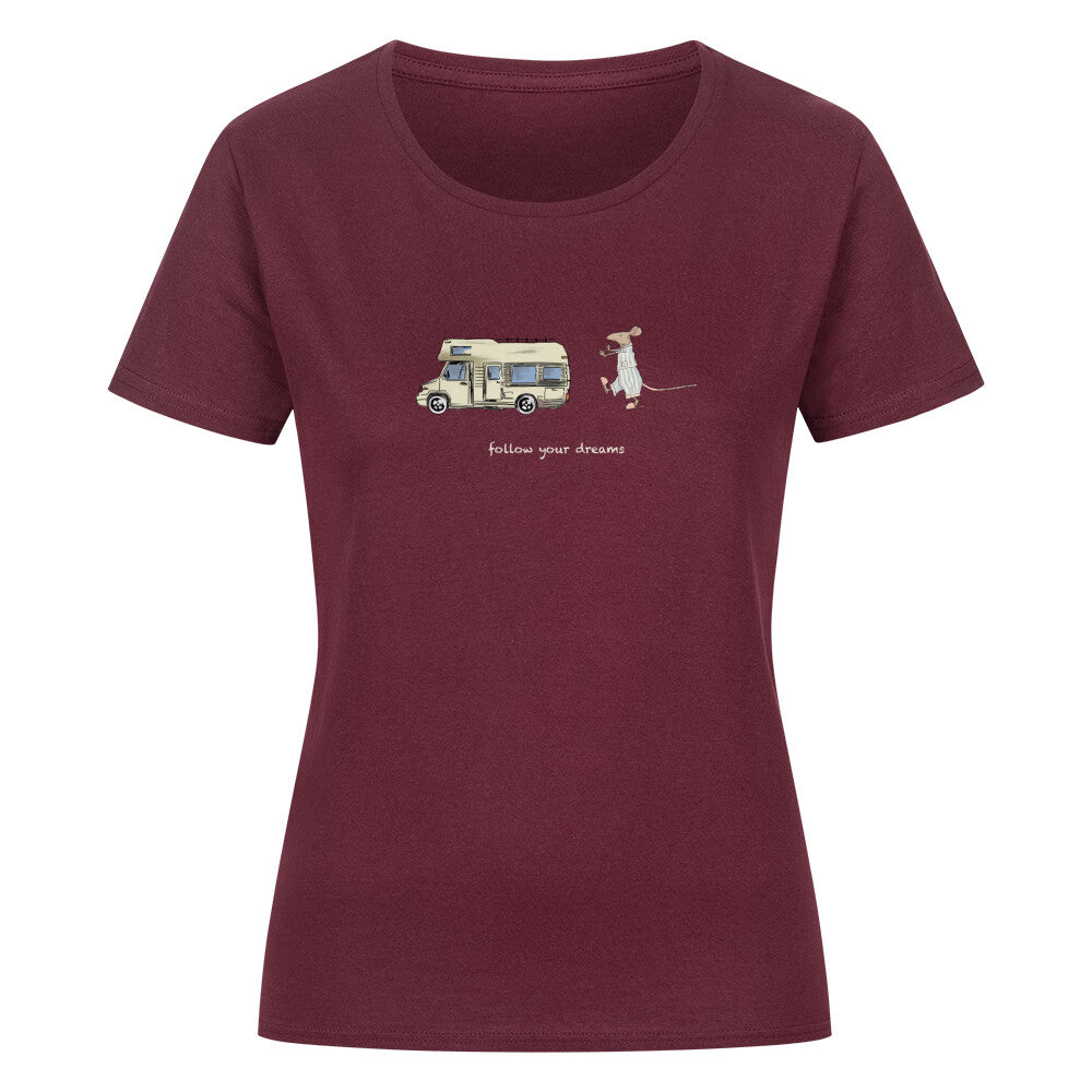Campingtshirt für Frauen. Ein handgezeichnetes Wohnmobil fährt durch eine traumhafte Camping-Landschaft, während eine schlafwandelnde Maus ihm folgt. Über dem Wohnmobil steht der inspirierende Text: “Follow Your Dreams”. Das Bild strahlt Abenteuerlust und Freiheit aus, und ermutigt dazu, den eigenen Camping-Träumen zu folgen, egal wohin sie auch führen mögen. campingtshirt für kinder