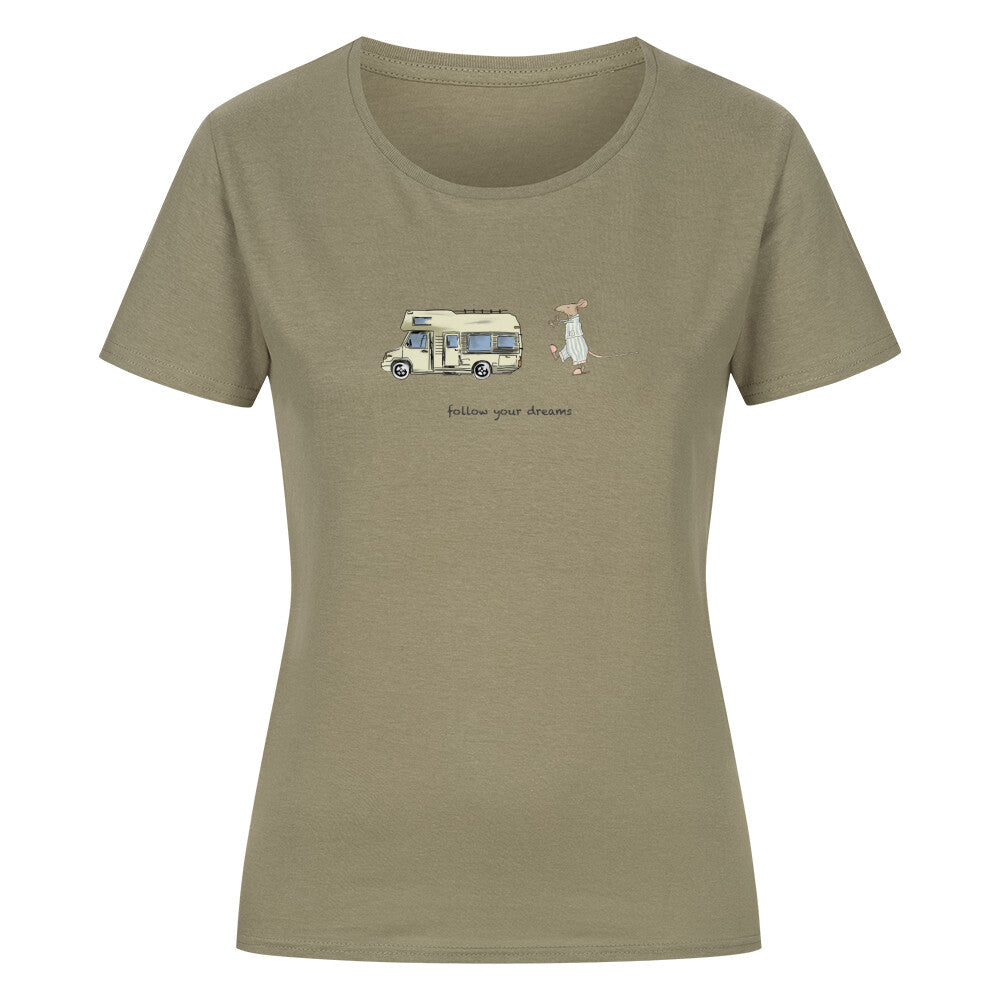 Campingtshirt für Frauen. Ein handgezeichnetes Wohnmobil fährt durch eine traumhafte Camping-Landschaft, während eine schlafwandelnde Maus ihm folgt. Über dem Wohnmobil steht der inspirierende Text: “Follow Your Dreams”. Das Bild strahlt Abenteuerlust und Freiheit aus, und ermutigt dazu, den eigenen Camping-Träumen zu folgen, egal wohin sie auch führen mögen. campingtshirt für kinder
