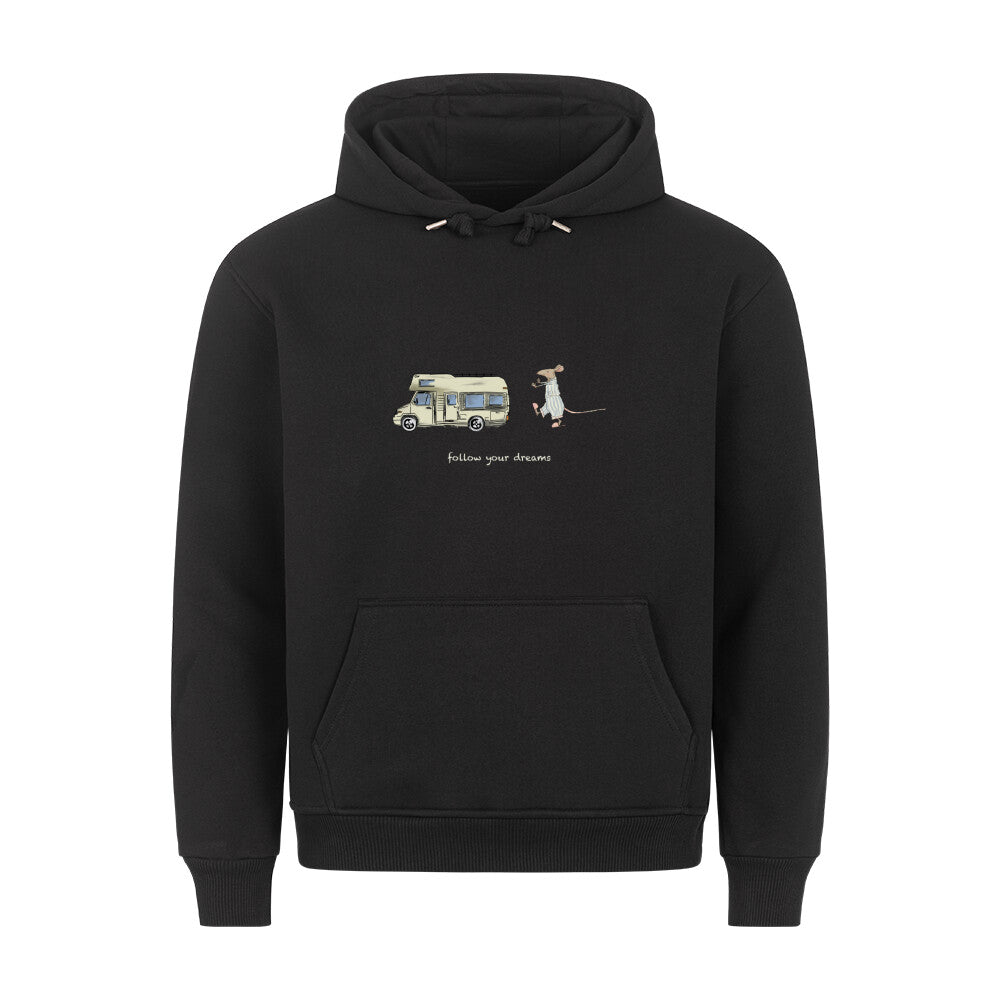 Camping sweatshirt hoodie.  Ein handgezeichnetes Wohnmobil fährt durch eine traumhafte Camping-Landschaft, während eine schlafwandelnde Maus ihm folgt. Über dem Wohnmobil steht der inspirierende Text: “Follow Your Dreams”. Das Bild strahlt Abenteuerlust und Freiheit aus, und ermutigt dazu, den eigenen Camping-Träumen zu folgen, egal wohin sie auch führen mögen. campingtshirt für kinder
