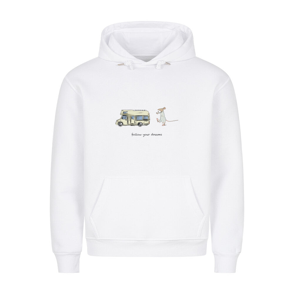Camping pulllover sweatshirt hoodie. Ein handgezeichnetes Wohnmobil fährt durch eine traumhafte Camping-Landschaft, während eine schlafwandelnde Maus ihm folgt. Über dem Wohnmobil steht der inspirierende Text: “Follow Your Dreams”. Das Bild strahlt Abenteuerlust und Freiheit aus, und ermutigt dazu, den eigenen Camping-Träumen zu folgen, egal wohin sie auch führen mögen. campingtshirt für kinder