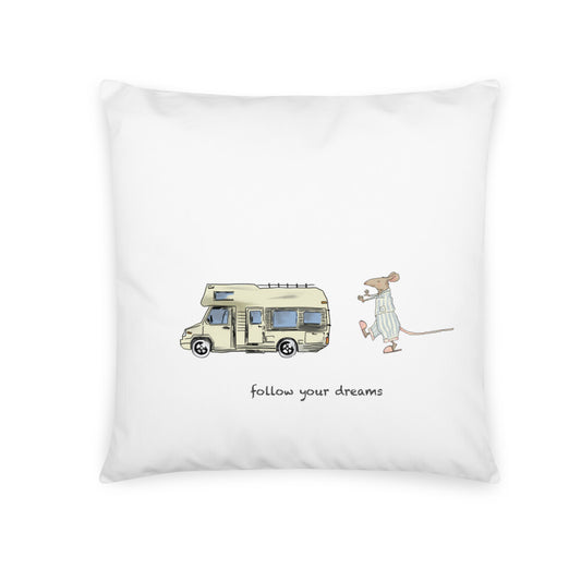 Camping kissen. Ein handgezeichnetes Wohnmobil fährt durch eine traumhafte Camping-Landschaft, während eine schlafwandelnde Maus ihm folgt. Über dem Wohnmobil steht der inspirierende Text: “Follow Your Dreams”. Das Bild strahlt Abenteuerlust und Freiheit aus, und ermutigt dazu, den eigenen Camping-Träumen zu folgen, egal wohin sie auch führen mögen. campingtshirt für kinder