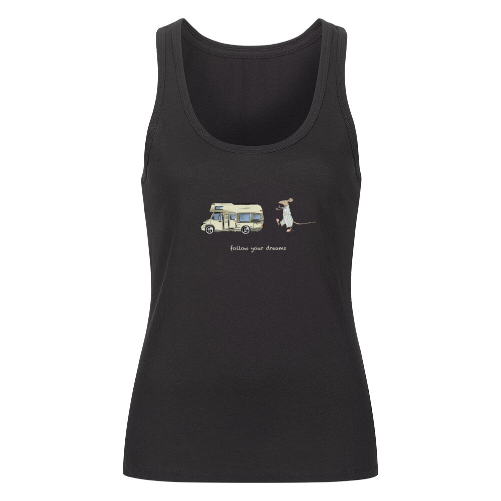Campingtshirt Ein handgezeichnetes Wohnmobil fährt durch eine traumhafte Camping-Landschaft, während eine schlafwandelnde Maus ihm folgt. Über dem Wohnmobil steht der inspirierende Text: “Follow Your Dreams”. Das Bild strahlt Abenteuerlust und Freiheit aus, und ermutigt dazu, den eigenen Camping-Träumen zu folgen, egal wohin sie auch führen mögen. campingtshirt für frauen