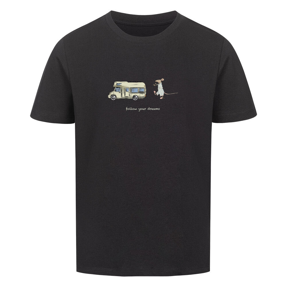 Campingtshirt für Kinder. Ein handgezeichnetes Wohnmobil fährt durch eine traumhafte Camping-Landschaft, während eine schlafwandelnde Maus ihm folgt. Über dem Wohnmobil steht der inspirierende Text: “Follow Your Dreams”. Das Bild strahlt Abenteuerlust und Freiheit aus, und ermutigt dazu, den eigenen Camping-Träumen zu folgen, egal wohin sie auch führen mögen. campingtshirt für kinder