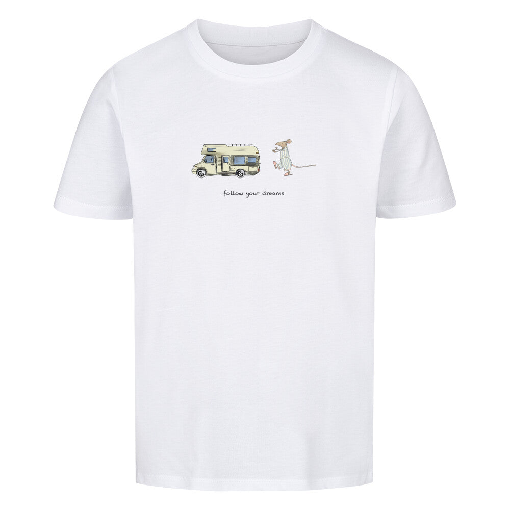 Campingtshirt für Kinder. Ein handgezeichnetes Wohnmobil fährt durch eine traumhafte Camping-Landschaft, während eine schlafwandelnde Maus ihm folgt. Über dem Wohnmobil steht der inspirierende Text: “Follow Your Dreams”. Das Bild strahlt Abenteuerlust und Freiheit aus, und ermutigt dazu, den eigenen Camping-Träumen zu folgen, egal wohin sie auch führen mögen. campingtshirt für kinder