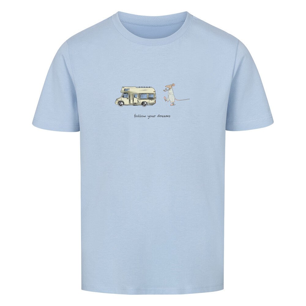 Campingtshirt für Kinder. Ein handgezeichnetes Wohnmobil fährt durch eine traumhafte Camping-Landschaft, während eine schlafwandelnde Maus ihm folgt. Über dem Wohnmobil steht der inspirierende Text: “Follow Your Dreams”. Das Bild strahlt Abenteuerlust und Freiheit aus, und ermutigt dazu, den eigenen Camping-Träumen zu folgen, egal wohin sie auch führen mögen. campingtshirt für kinder