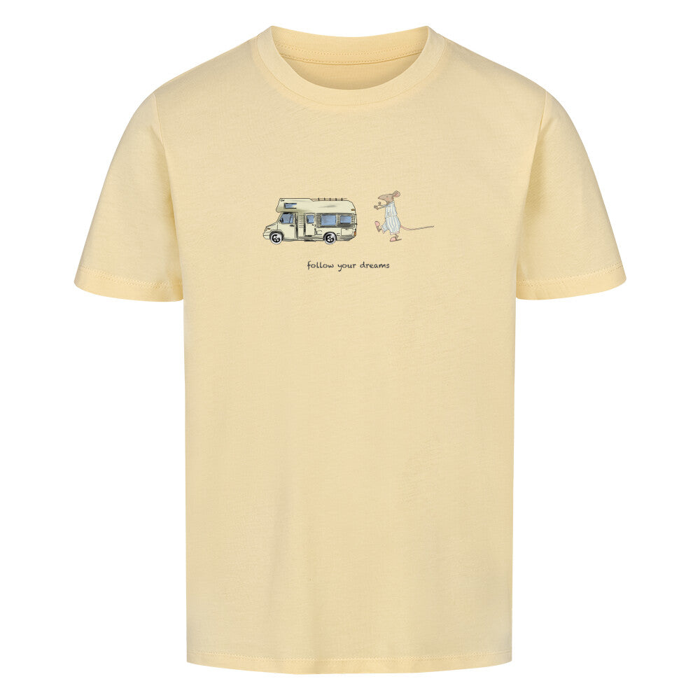 Campingtshirt für Kinder. Ein handgezeichnetes Wohnmobil fährt durch eine traumhafte Camping-Landschaft, während eine schlafwandelnde Maus ihm folgt. Über dem Wohnmobil steht der inspirierende Text: “Follow Your Dreams”. Das Bild strahlt Abenteuerlust und Freiheit aus, und ermutigt dazu, den eigenen Camping-Träumen zu folgen, egal wohin sie auch führen mögen. campingtshirt für kinder