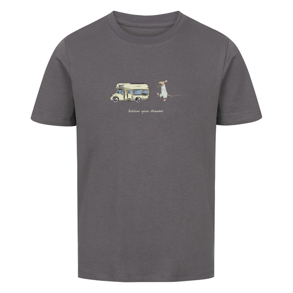 Campingtshirt für Kinder. Ein handgezeichnetes Wohnmobil fährt durch eine traumhafte Camping-Landschaft, während eine schlafwandelnde Maus ihm folgt. Über dem Wohnmobil steht der inspirierende Text: “Follow Your Dreams”. Das Bild strahlt Abenteuerlust und Freiheit aus, und ermutigt dazu, den eigenen Camping-Träumen zu folgen, egal wohin sie auch führen mögen. campingtshirt für kinder