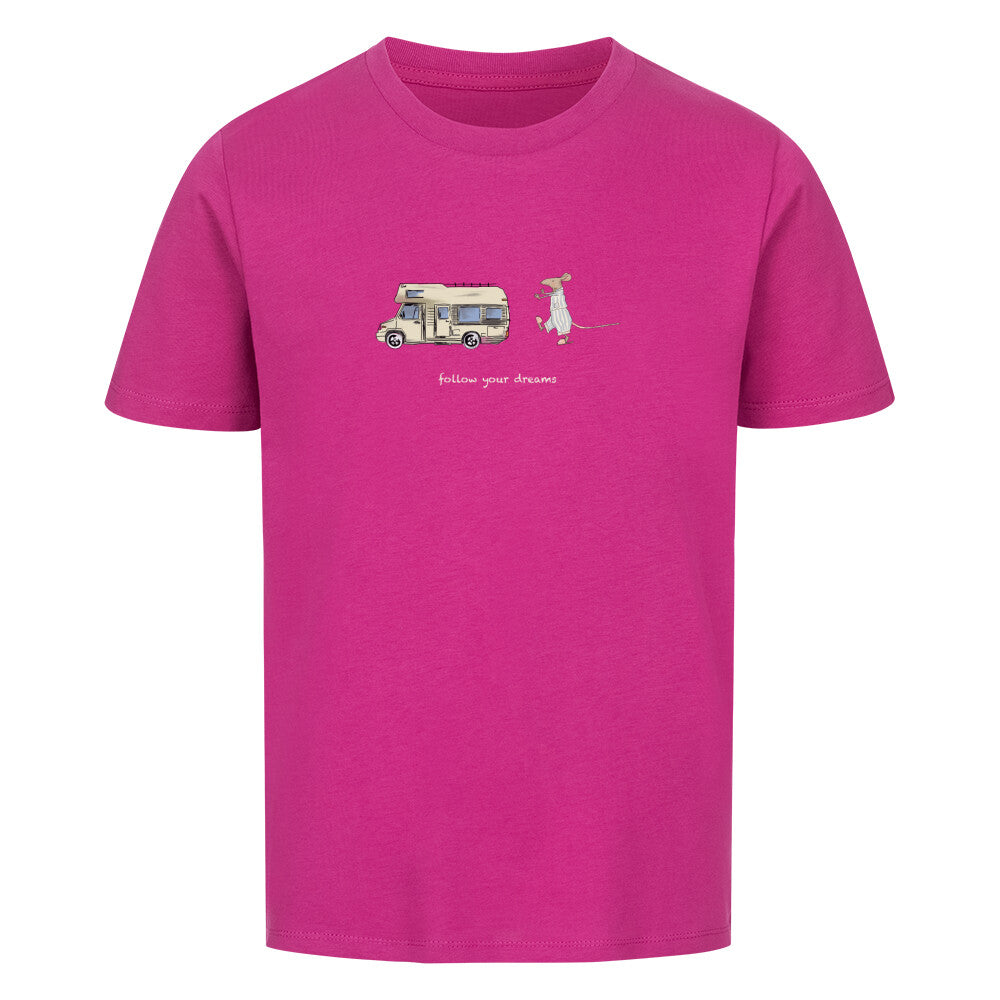 Campingtshirt für Kinder. Ein handgezeichnetes Wohnmobil fährt durch eine traumhafte Camping-Landschaft, während eine schlafwandelnde Maus ihm folgt. Über dem Wohnmobil steht der inspirierende Text: “Follow Your Dreams”. Das Bild strahlt Abenteuerlust und Freiheit aus, und ermutigt dazu, den eigenen Camping-Träumen zu folgen, egal wohin sie auch führen mögen. campingtshirt für kinder