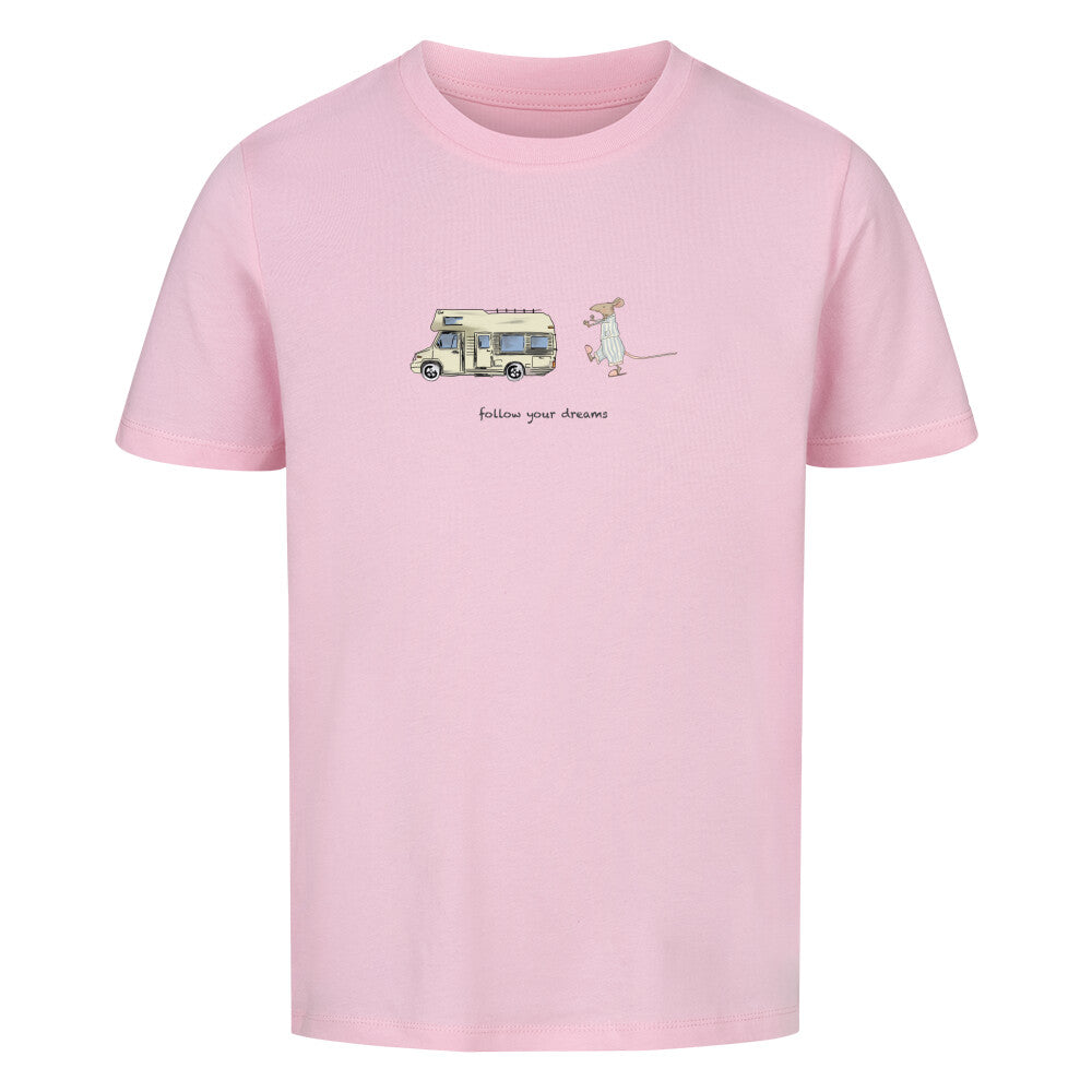 Campingtshirt für Kinder. Ein handgezeichnetes Wohnmobil fährt durch eine traumhafte Camping-Landschaft, während eine schlafwandelnde Maus ihm folgt. Über dem Wohnmobil steht der inspirierende Text: “Follow Your Dreams”. Das Bild strahlt Abenteuerlust und Freiheit aus, und ermutigt dazu, den eigenen Camping-Träumen zu folgen, egal wohin sie auch führen mögen. campingtshirt für kinder