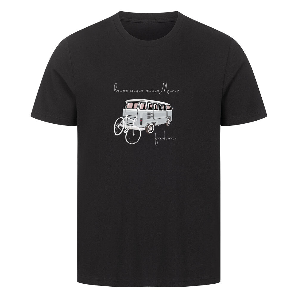 Camping tshirt. Erwecke deine Sehnsucht nach Abenteuer mit unserem faszinierenden Motiv: "Lass uns ans Meer fahren". Dieses inspirierende Design lädt dich ein, auf eine Reise voller Freiheit und Entdeckungen zu gehen. Spüre die salzige Meeresbrise, höre das Rauschen der Wellen und erlebe die unendlichen Möglichkeiten, die das Meer zu bieten hat. Hol dir jetzt dieses einzigartige Motiv und lass dich von seiner ungebremsten Freiheit und seinem unendlichen Entdeckungsgeist inspirieren.